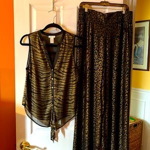 2pc print set, pants and top. Top size medium, pants size10